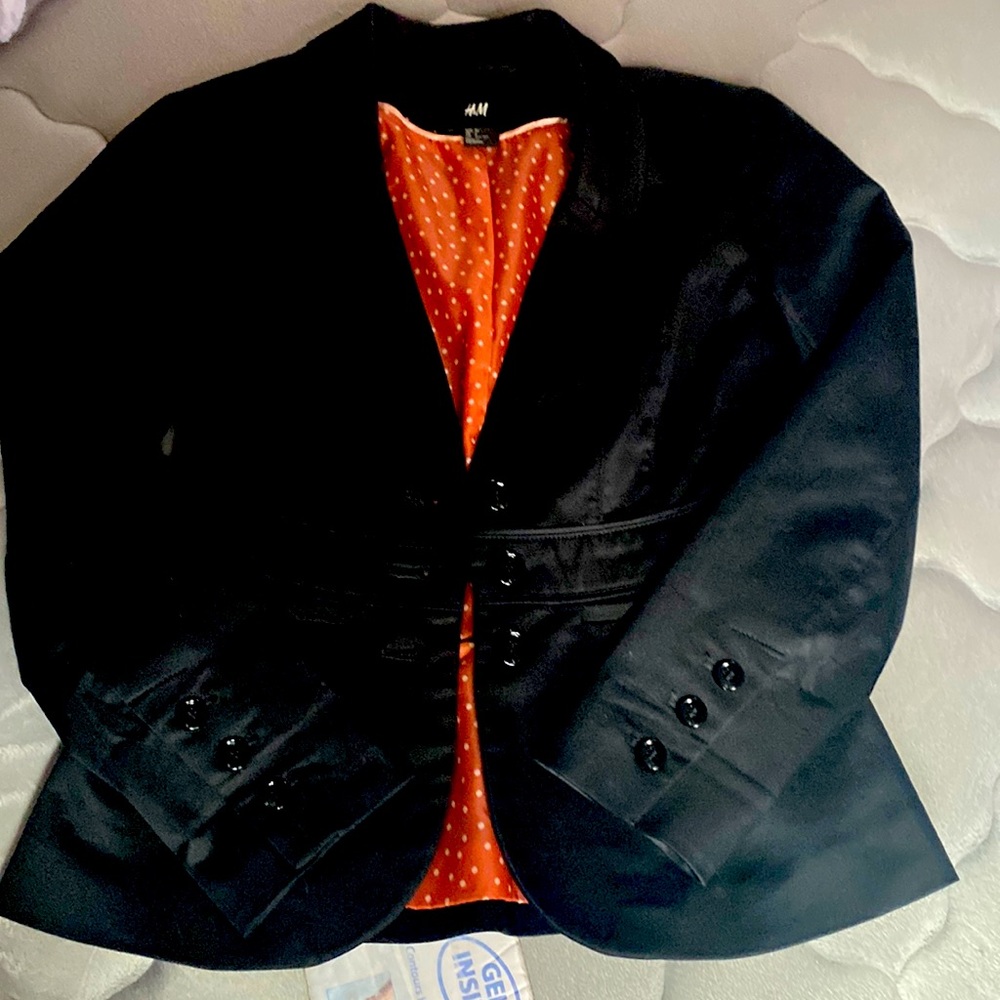 A black blazer size in us 2, made in Cambodia, brand H&M and in good condition.